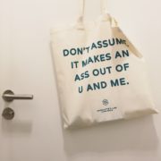 Katoenen tas in gebruik. Don't Assume. It Makes An Ass Out Of U And Me.